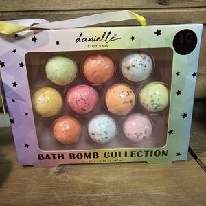Brand new never opened. Cute set of 10 bath bombs.